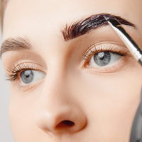 Augenbrauen färben bei Karima Kosmetik im Kosmetikstudio in Essen